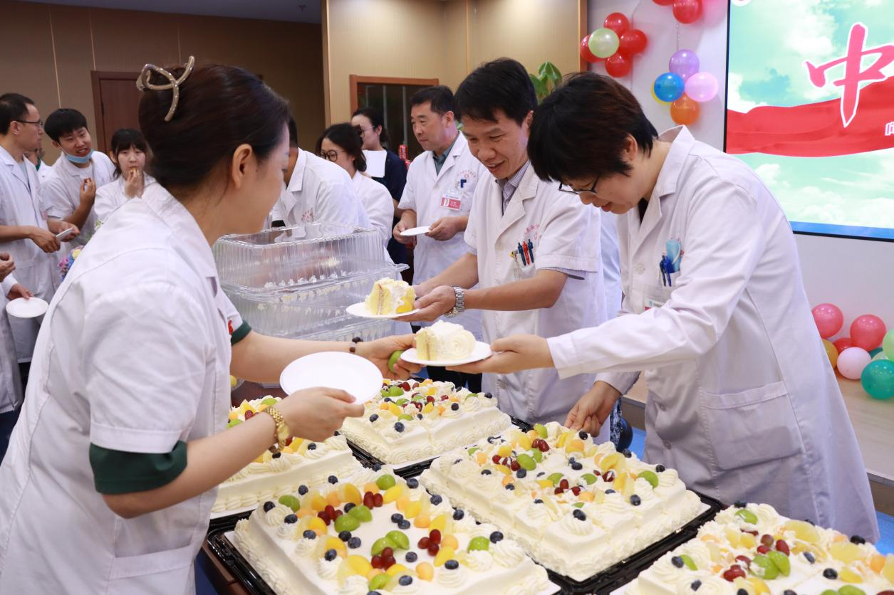 重溫誓言 分(fēn)享甜蜜：我院舉行(xíng)2025年(nián)中國(guó)醫(yī)師(shī)節慶祝活動(圖10)